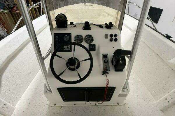 Photo of the 2002 Key Largo 2100 CC