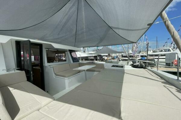 Bali 4.4 Solid Foredeck Lounge 2