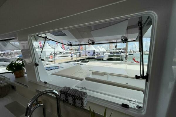 Bali 4.4 Forward Window