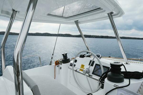 Bali 4.4 Flybridge Helm Station