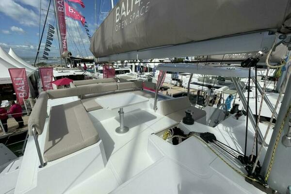 Bali 4.4 Flybridge Skylounge