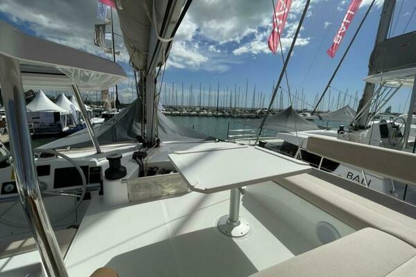 Bali 4.4 Flybridge Skylounge Table