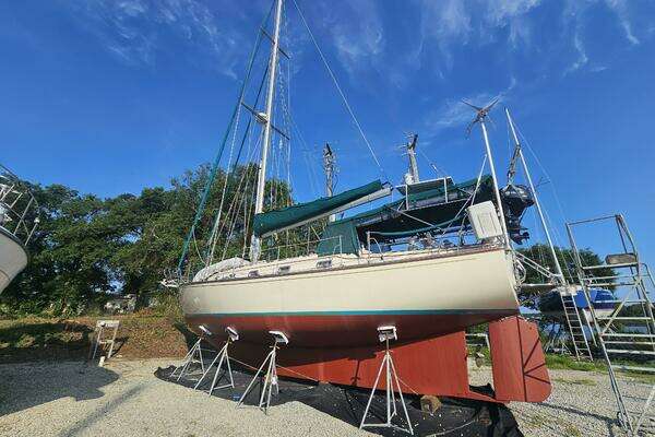 Photo of the 1994 Island Packet  "Loafer's Glory II"