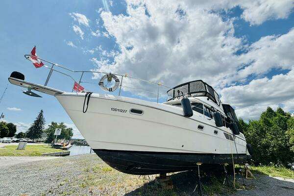 43-ft-Bayliner-1992-4387 Motor Yacht-FINAL DIAMOND III-MORRISBURG Ontario Canada yacht for sale