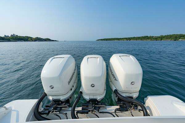 2019 Boston Whaler 35