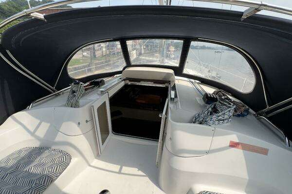 Photo of the 2004 Hunter 41