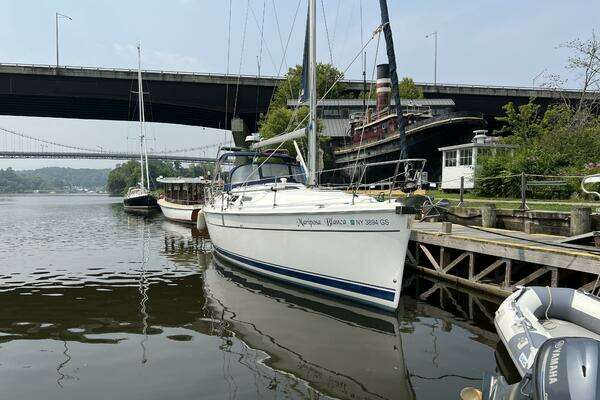 Photo of the 2004 Hunter 41