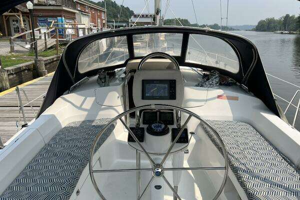 Photo of the 2004 Hunter 41