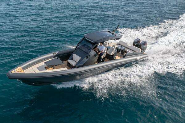 Photo of the 2025 Skipper darkgrey/macadima