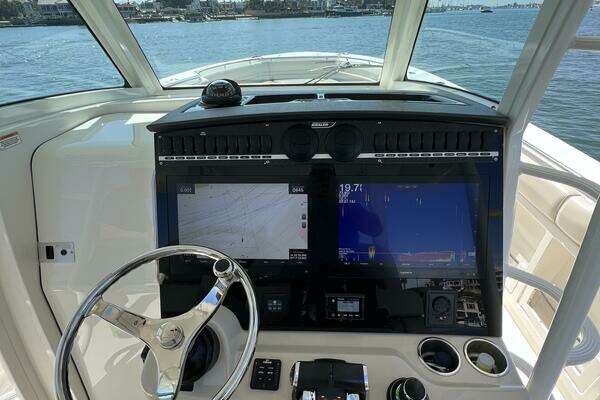 2019 Boston Whaler 38