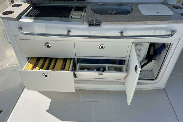 2019 Boston Whaler 38