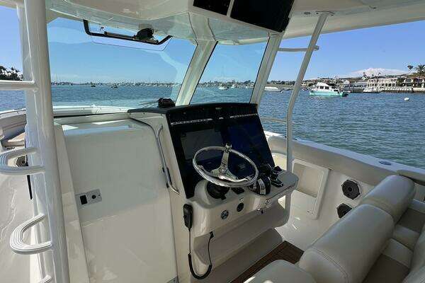 2019 Boston Whaler 38