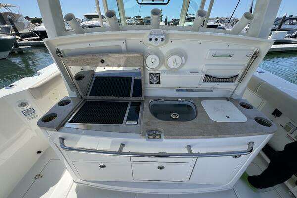 2019 Boston Whaler 38