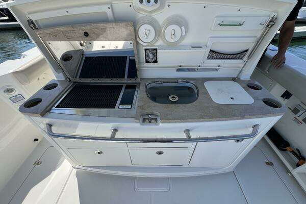 2019 Boston Whaler 38