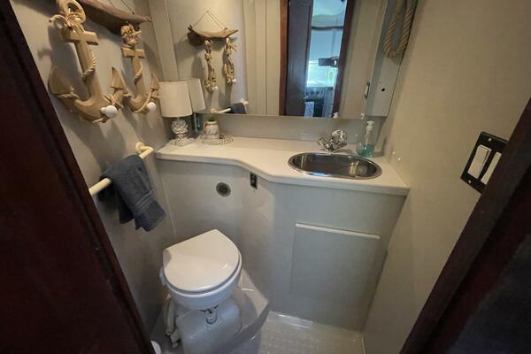 Carmina Purrana 33ft Carver Yacht For Sale