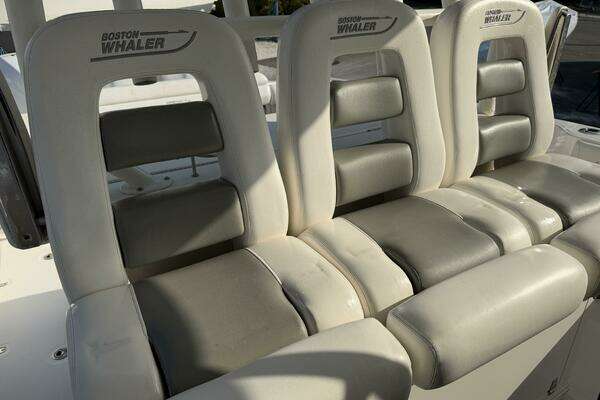 2014 Boston Whaler 35