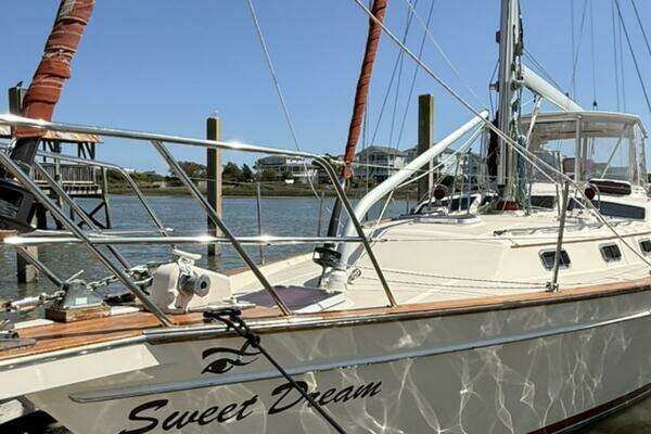 Photo of the 2005 Island Packet 485 "Sweet Dream"