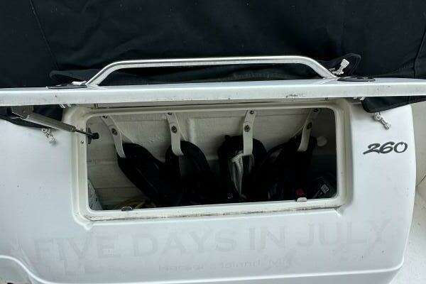 Photo of the 2004 Sea Ray 