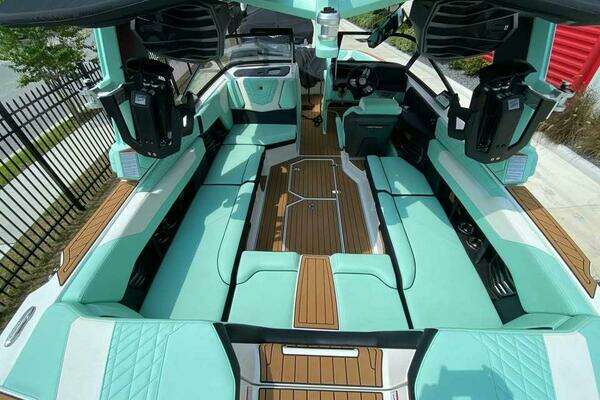 2024 Nautique 23