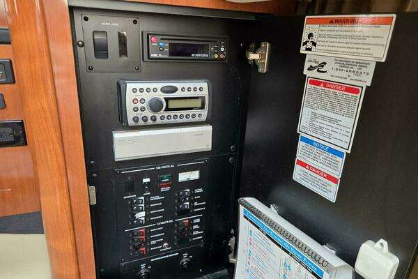 Photo of the 2007 Sea Ray 310 Sundancer