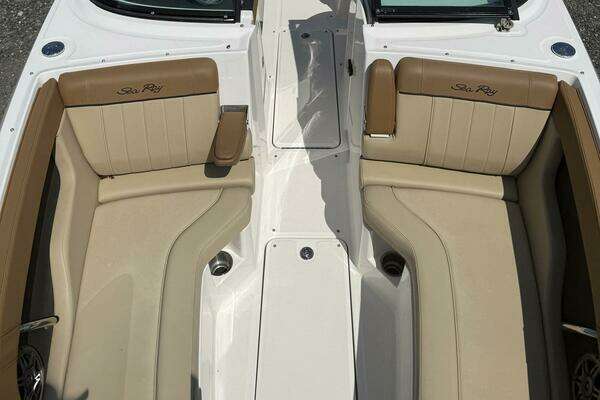 Photo of the 2014 Sea Ray 240 Sun Deck Outboard