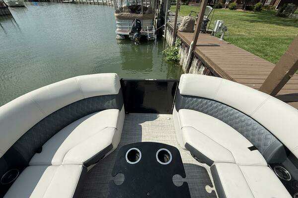 Photo of the 2022 Harris Sunliner 230