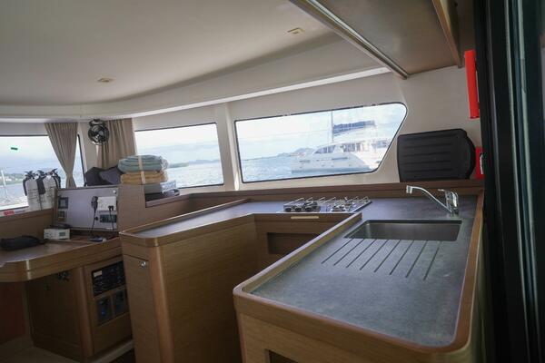 APRES SAIL 42ft Lagoon Yacht For Sale