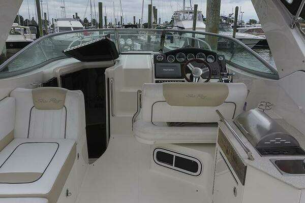 Photo of the 2010 Sea Ray 310 Sundancer