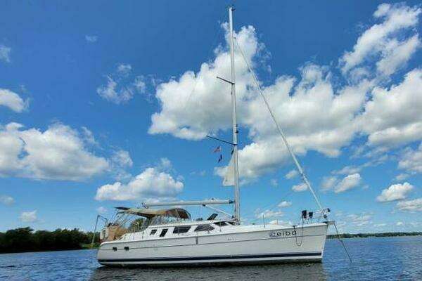 42-ft-Hunter-2003-426 Deck Saloon-Ceiba Bath Ontario Canada  yacht for sale