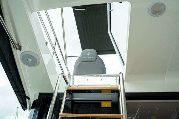 Jeanneau Merry Fisher 1095 Fly Yacht For Sale