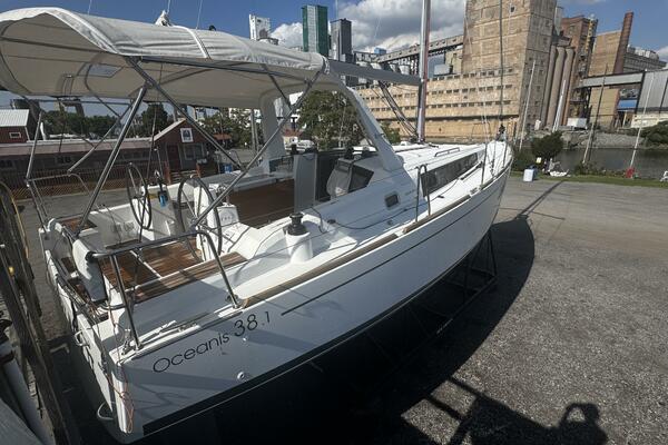 38ft Beneteau Yacht For Sale
