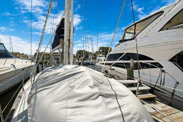 Photo of the 2004 Hylas 46 "Southern Cross"