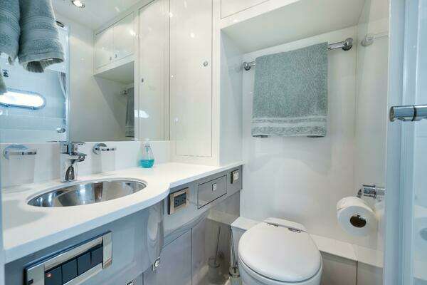 Horizon P110 Tri-Deck Yacht For Sale