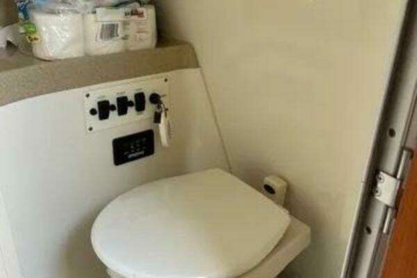 Photo of the 2005 Hydra-Sports 33VX