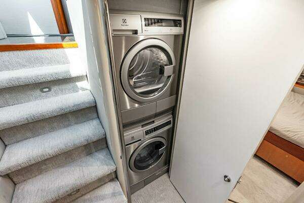 2006 Lazzara Yachts 84