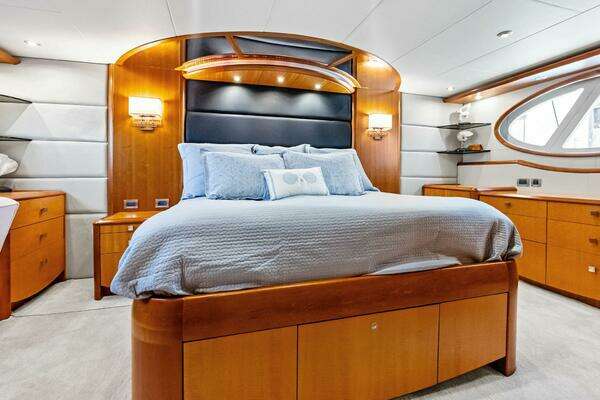 2006 Lazzara Yachts 84