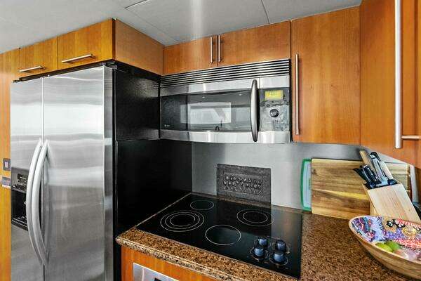 2006 Lazzara Yachts 84