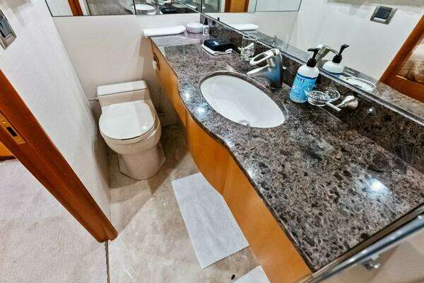 2006 Lazzara Yachts 84