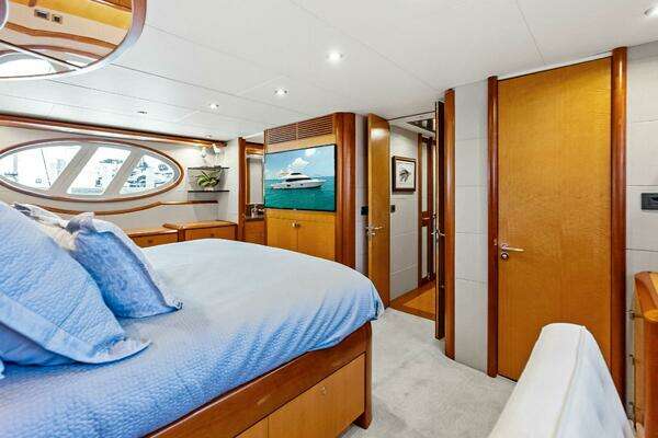 2006 Lazzara Yachts 84