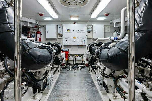 2006 Lazzara Yachts 84