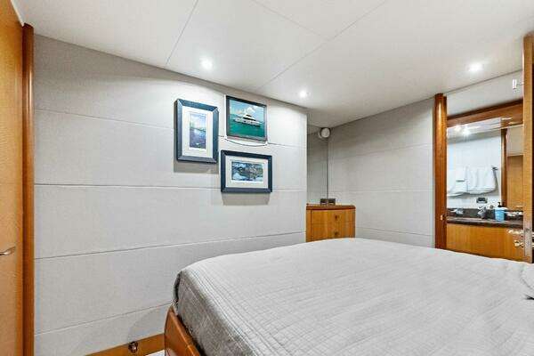 2006 Lazzara Yachts 84