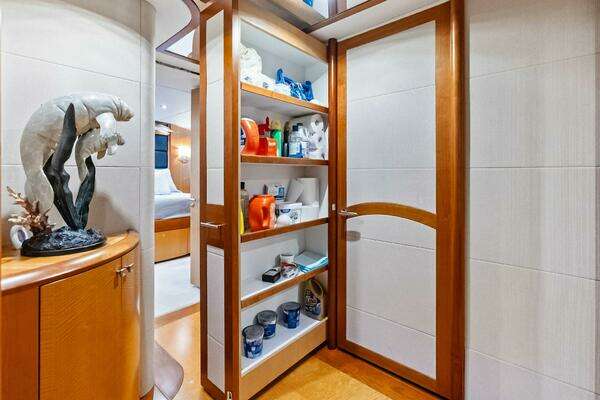 2006 Lazzara Yachts 84