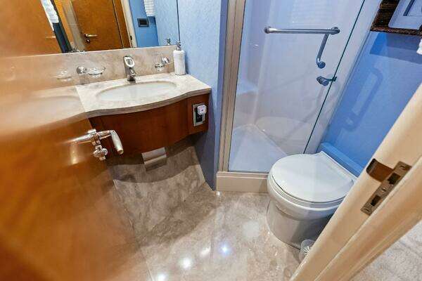 2006 Lazzara Yachts 84