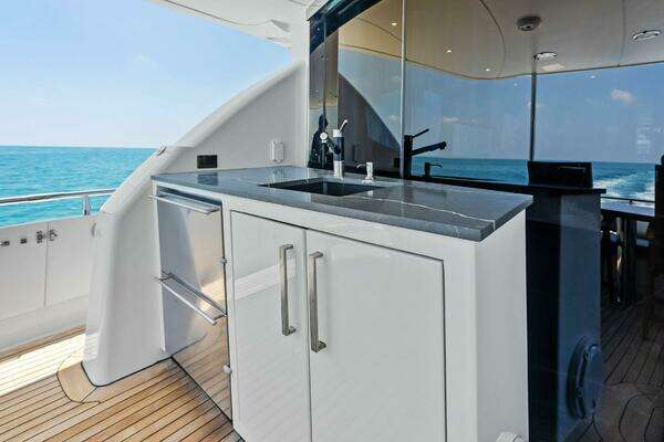 2006 Lazzara Yachts 84