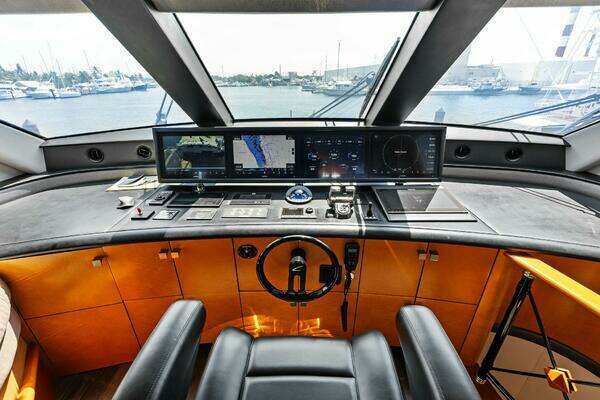 2006 Lazzara Yachts 84