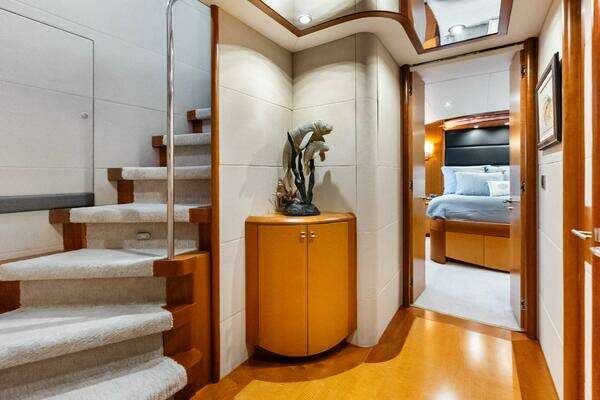 2006 Lazzara Yachts 84