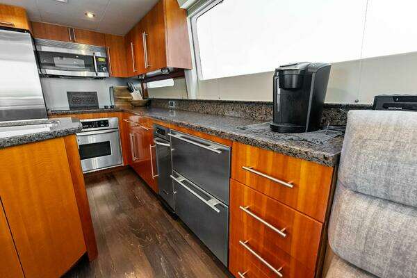 2006 Lazzara Yachts 84