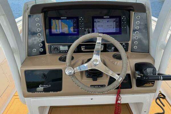 Photo of the 2021 Robalo R242 Center Console