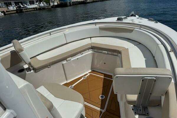 Photo of the 2021 Robalo R242 Center Console