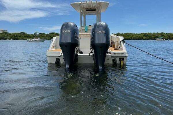 Photo of the 2021 Robalo R242 Center Console